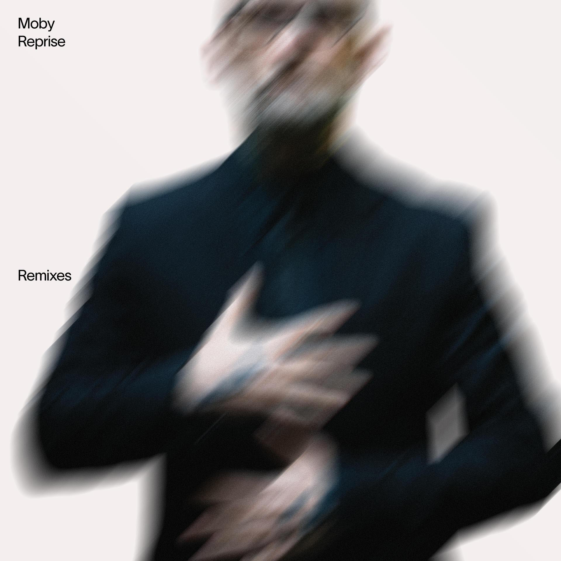 Verschwommenes Bild eines Mannes mit Händen auf der Brust. Albumtitel, Moby und Remixes sind sichtbar.