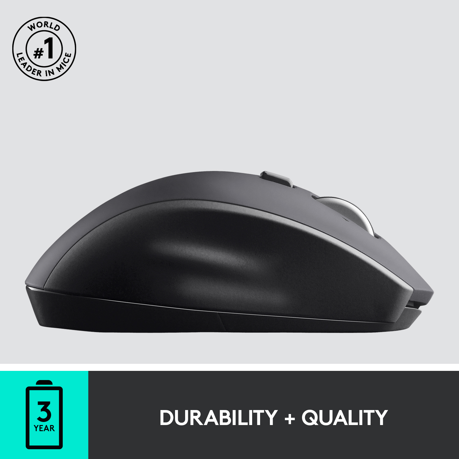 Souris Logitech noire sur fond gris. Le texte indique Durabilité + Qualité.