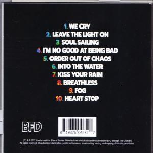 CD-Rückseite mit Titelliste und einem Logo. Schwarzer Hintergrund mit farbigem Text.