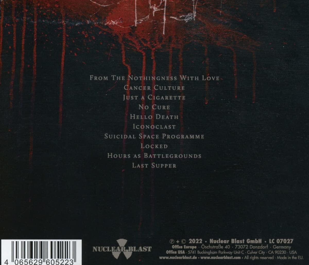 Albumcover mit Trackliste und Logo. Der Hintergrund hat rote Spritzer und Text.