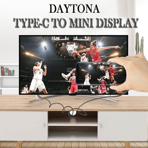 Bir kişi, bir TV'de basketbol maçı gösteren bir telefon tutuyor. Siyah bir kablo gösteriyor.