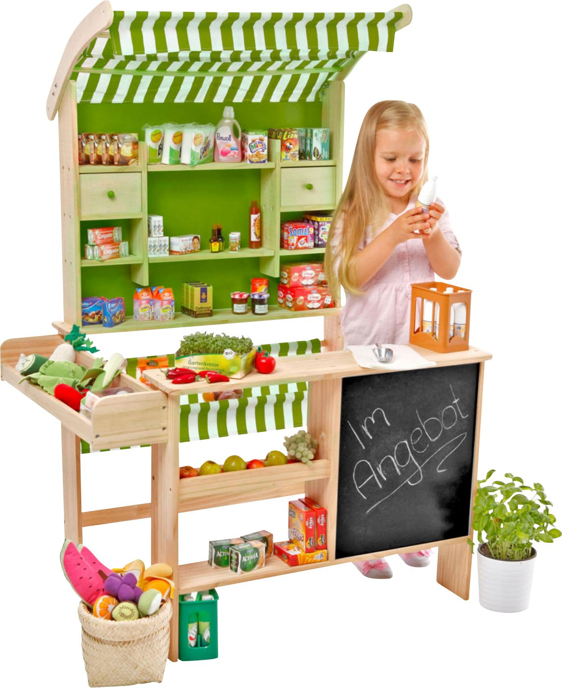 Ein Kind in einem Spielzeugladen aus Holz mit Produkten. Der Laden hat eine grün-weiß gestreifte Markise.