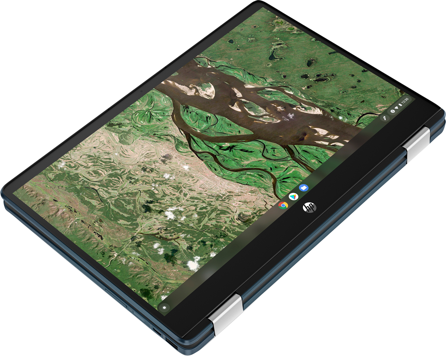 Une tablette HP Chromebook affiche une carte d'une rivière et des terres environnantes. L'appareil est bleu foncé avec une charnière argentée.