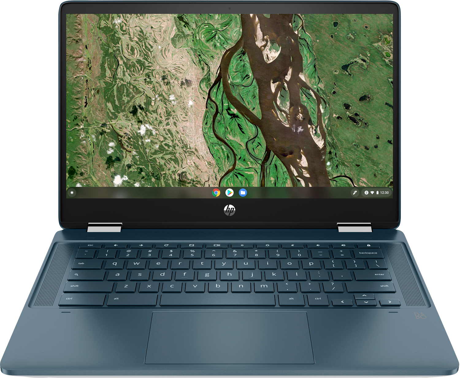 Ordinateur portable HP bleu ouvert, écran affiche une carte verte et marron. Clavier visible, pavé tactile en dessous. Logo B&O à droite.