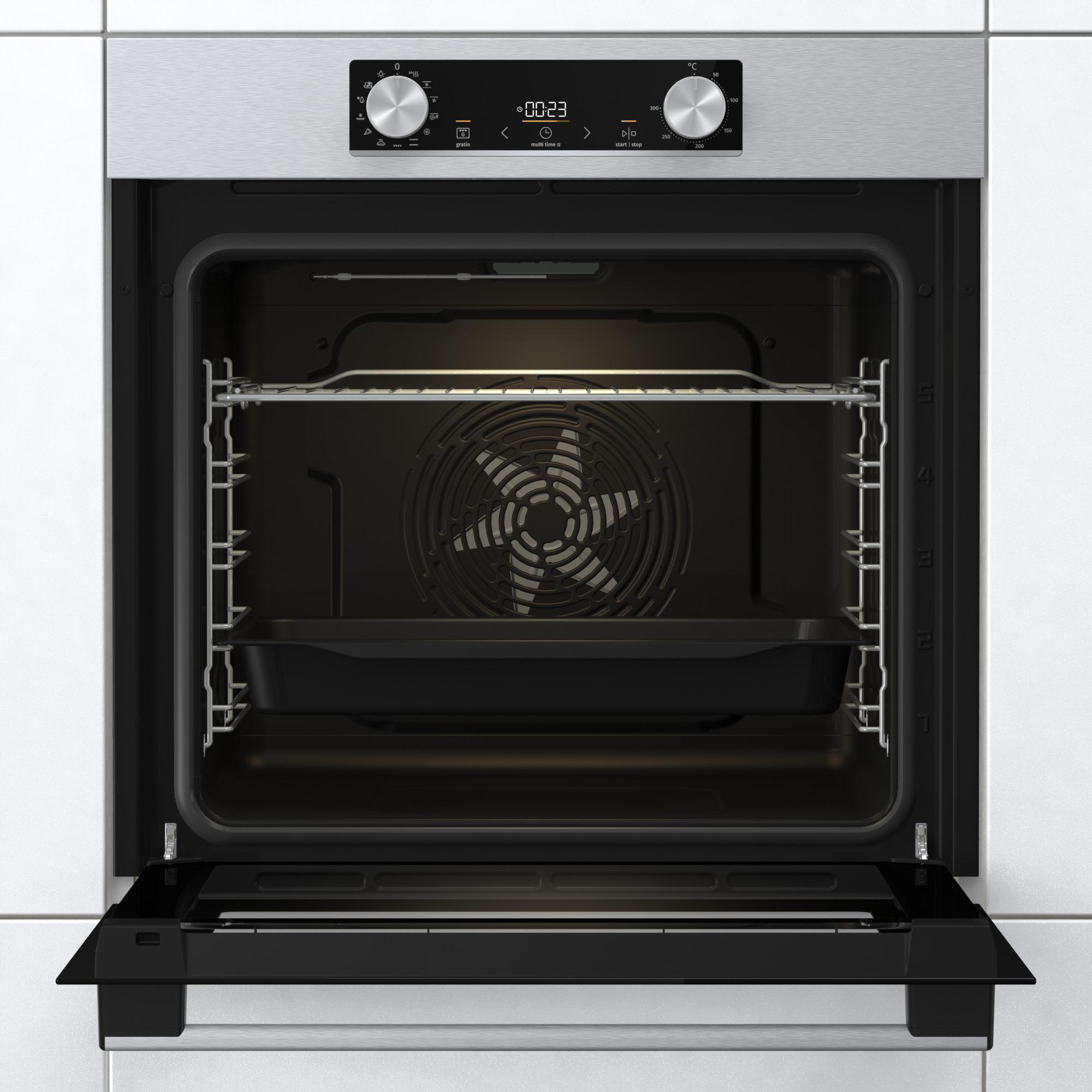 Offener Backofen mit Rosten und Ventilator. Edelstahl-Außenseite.