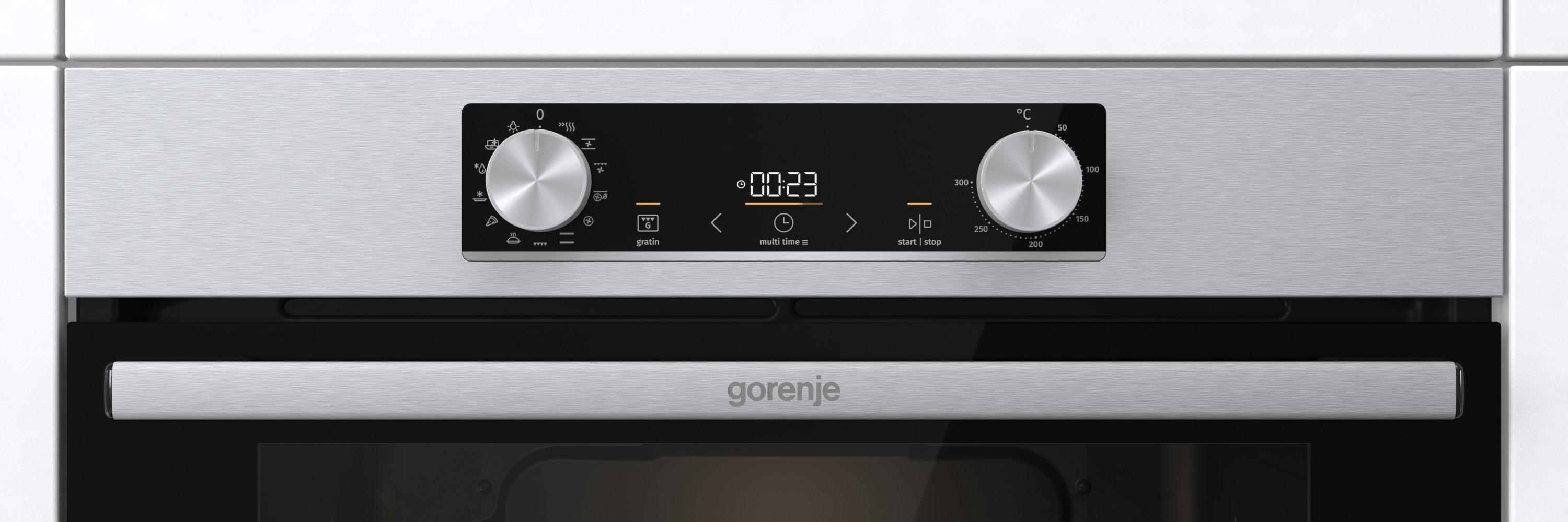 Backofen-Bedienfeld mit Drehreglern und Digitalanzeige für Zeit und Temperatur.