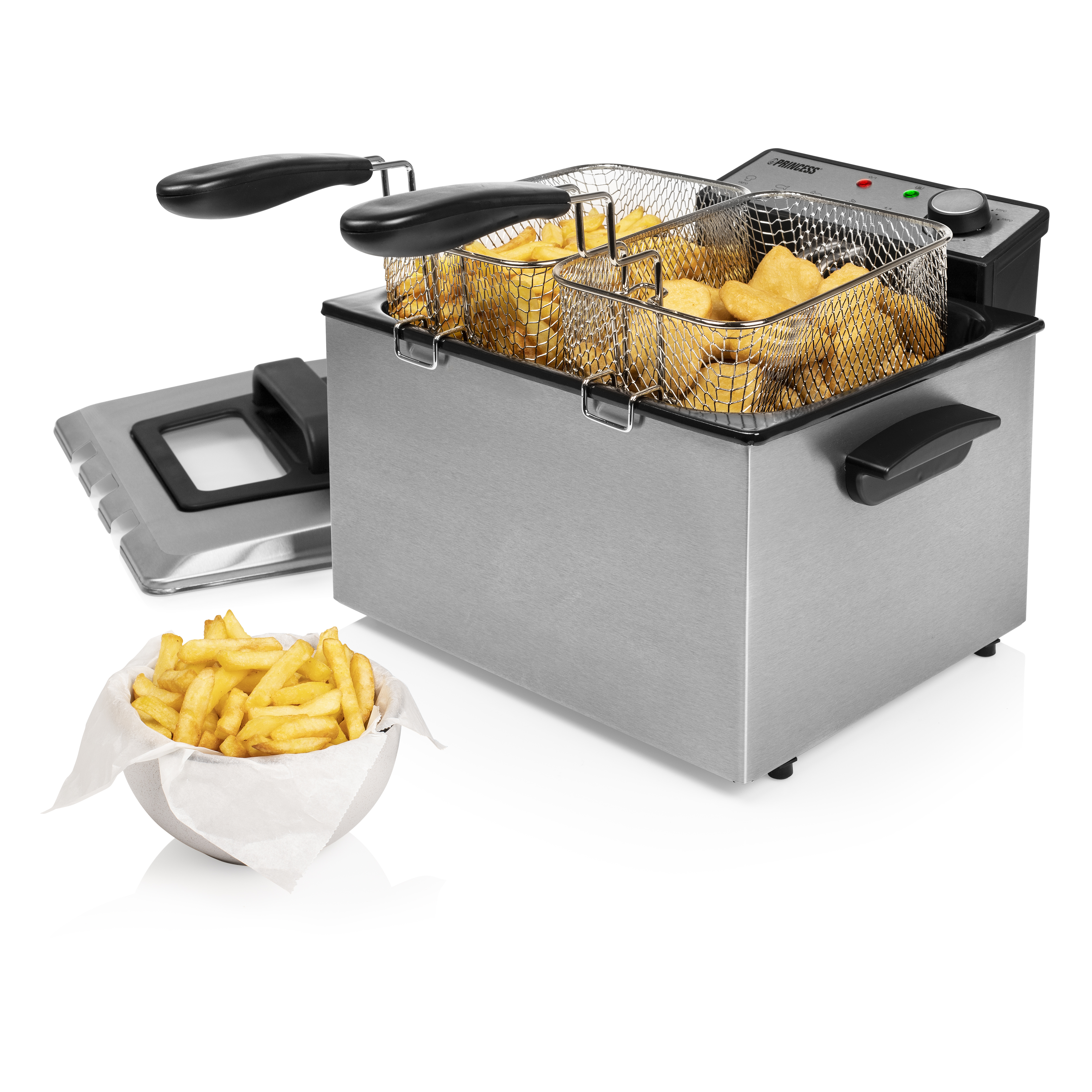 Edelstahl-Fritteuse mit Pommes Frites und Nuggets in Körben und einer Schüssel.