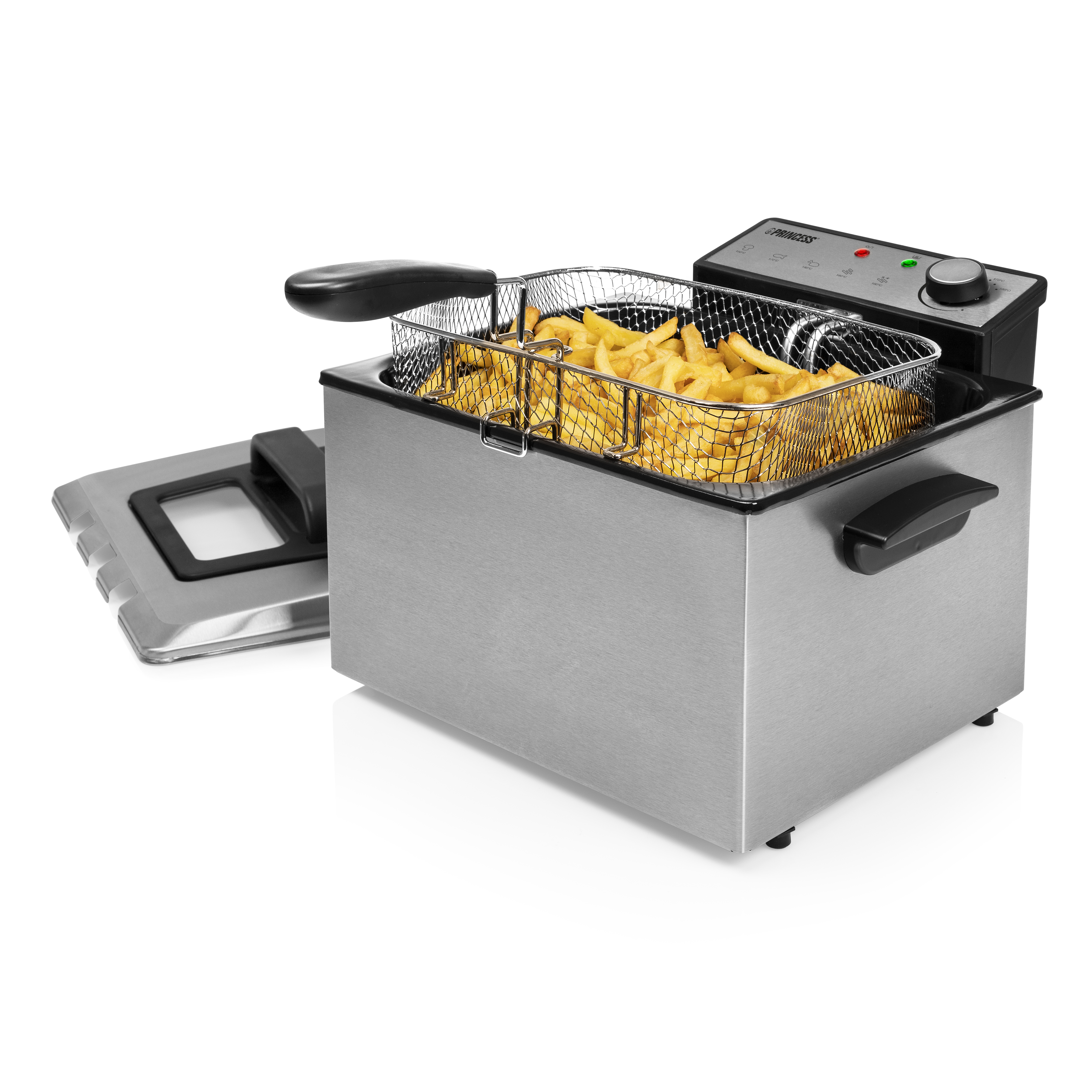 Edelstahl-Fritteuse mit Pommes Frites im Korb. Deckel ist offen, schwarzer Griff, weißer Hintergrund.