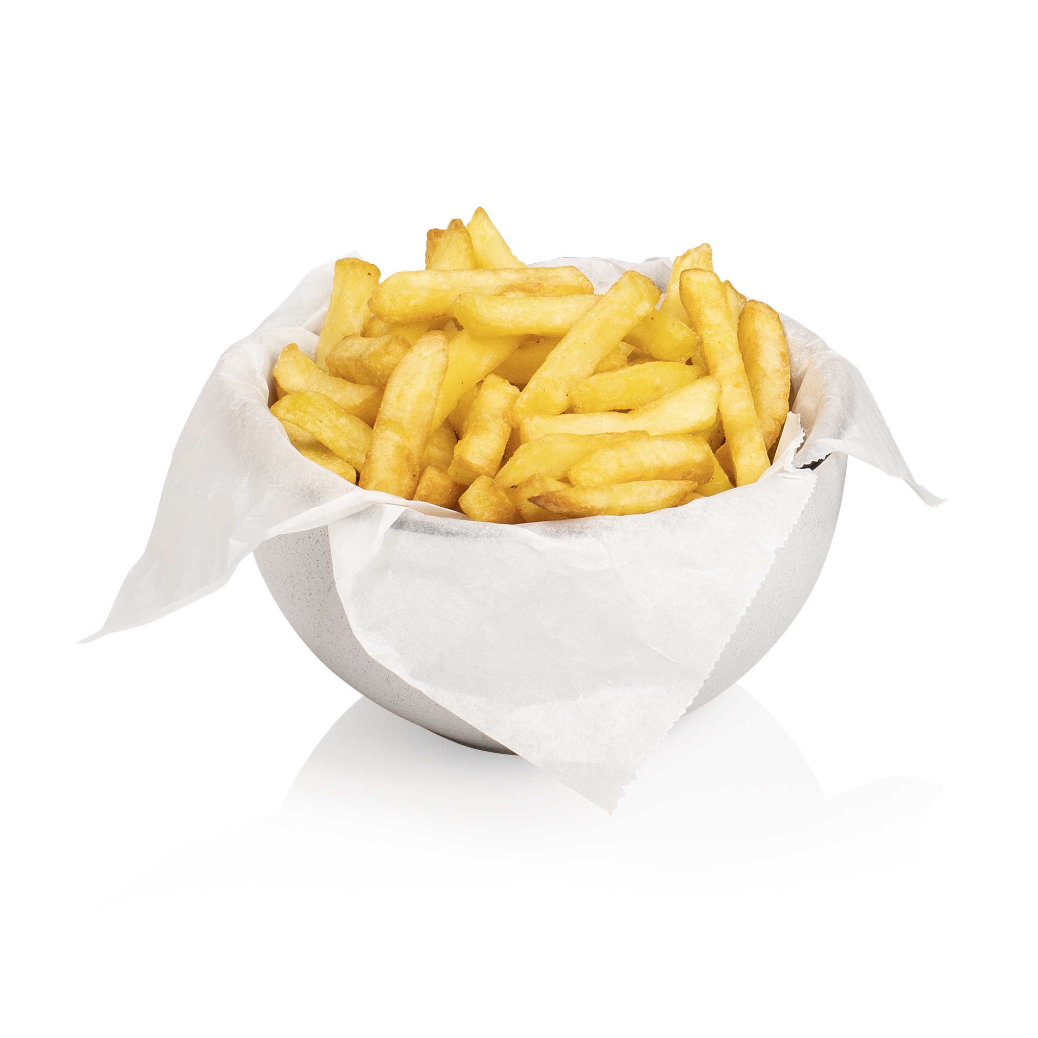 Eine Schüssel gefüllt mit goldenen, knusprigen Pommes Frites, ausgekleidet mit weißem Papier, auf weißem Grund.