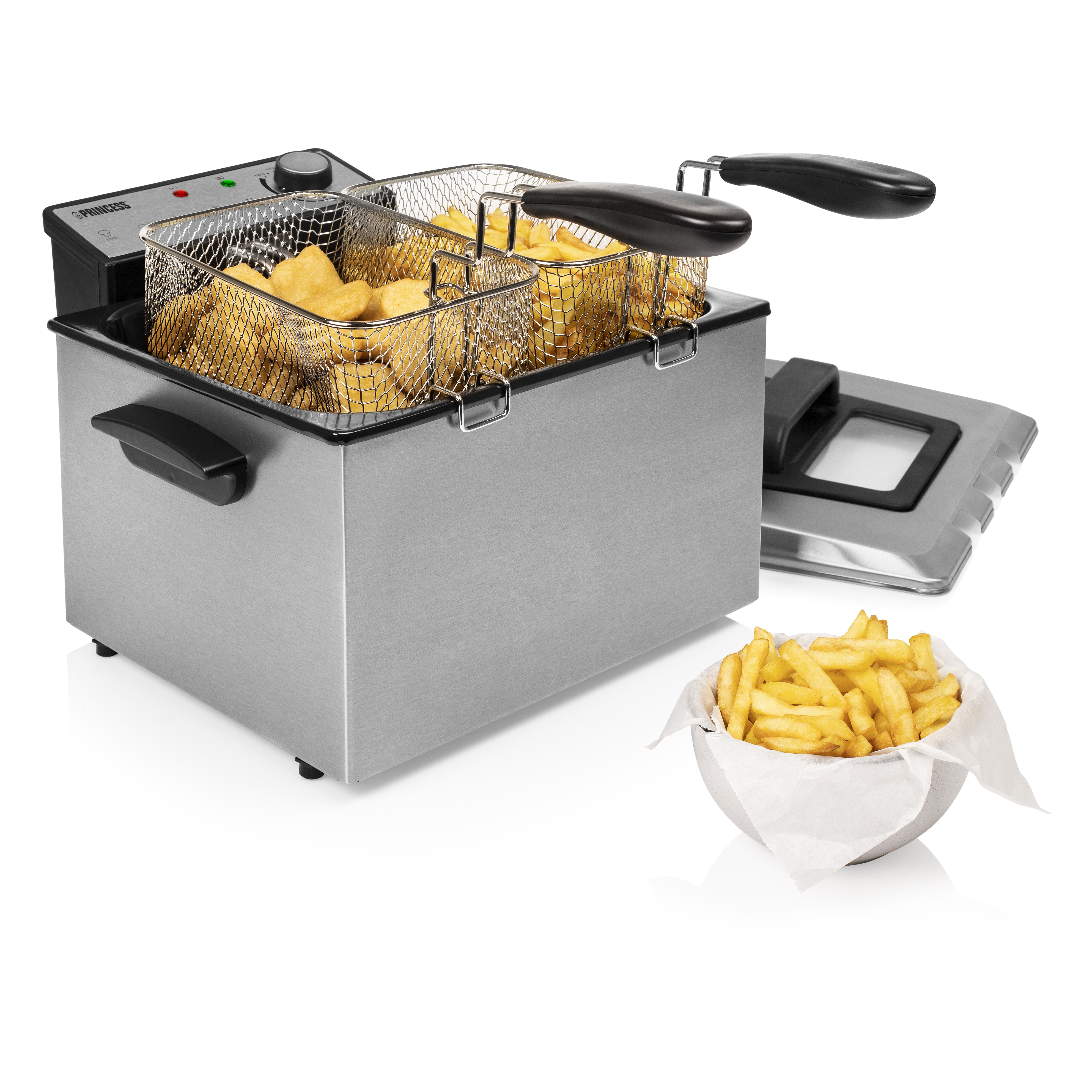 Edelstahl-Fritteuse mit zwei Körben, gefüllt mit Pommes. Weißer Hintergrund.