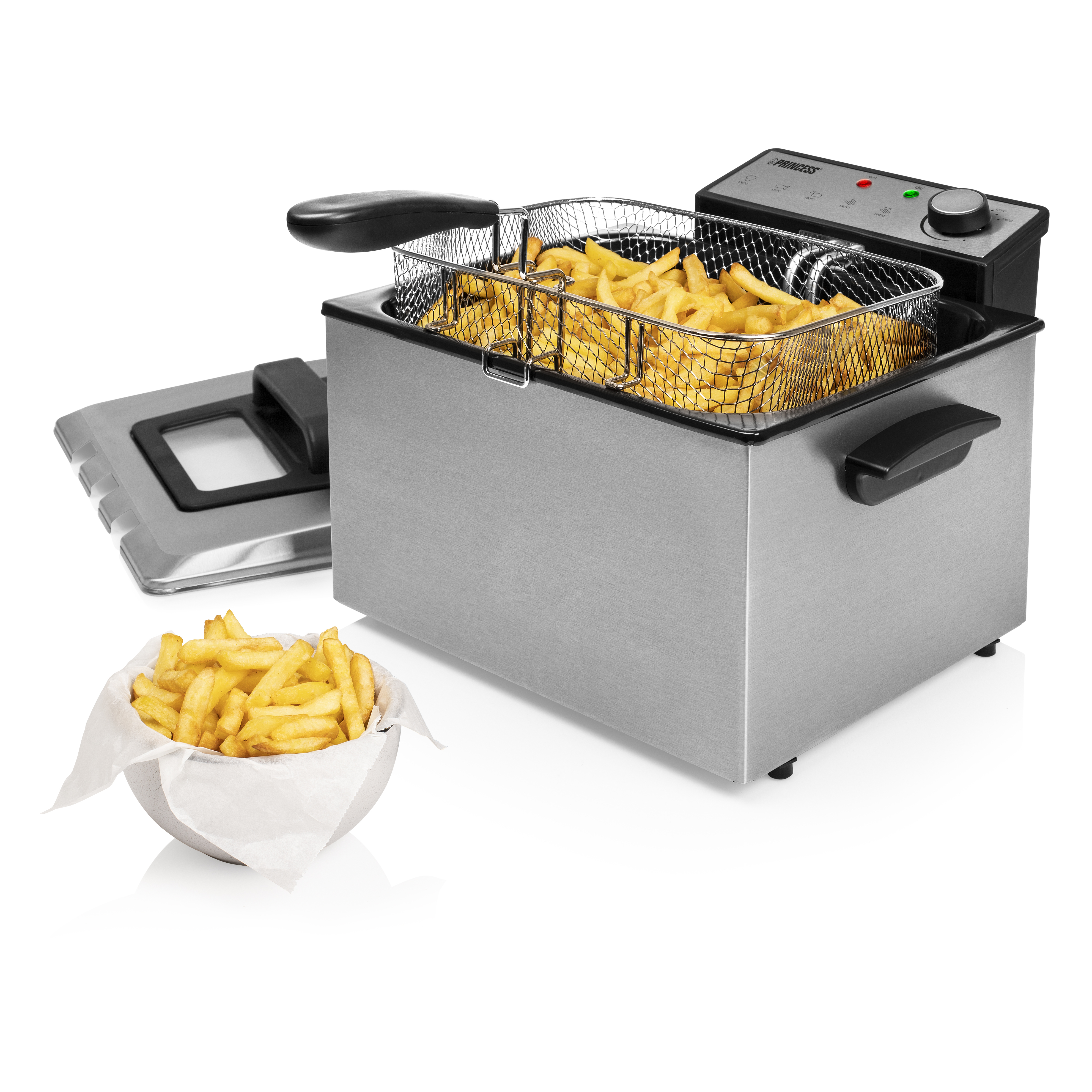 Eine silberne Fritteuse mit einem Korb Pommes und einer Schüssel Pommes. Sie hat ein schwarzes Bedienfeld.