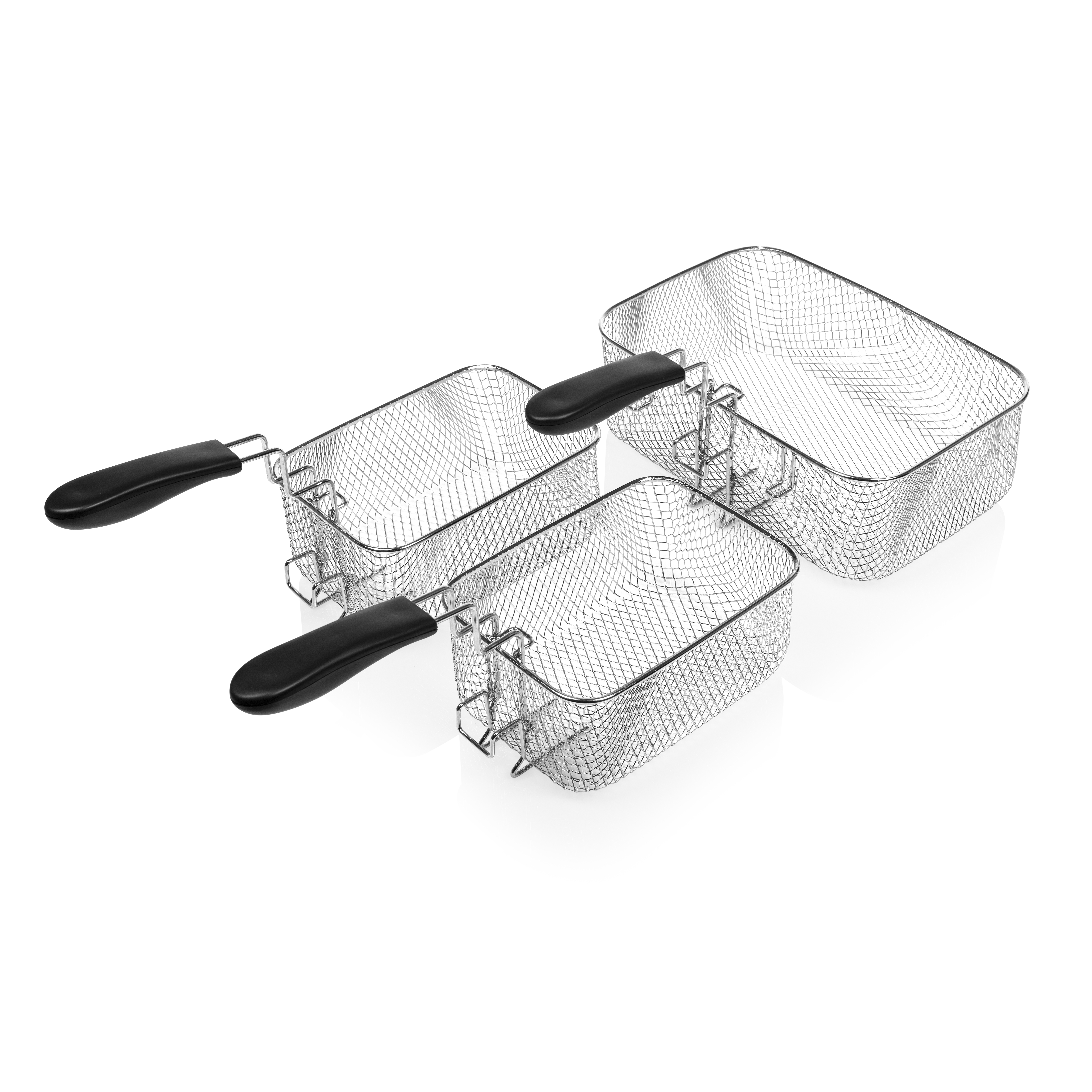 Drei Metall-Frittierkörbe. Zwei mit Griffen. Weißer Hintergrund.