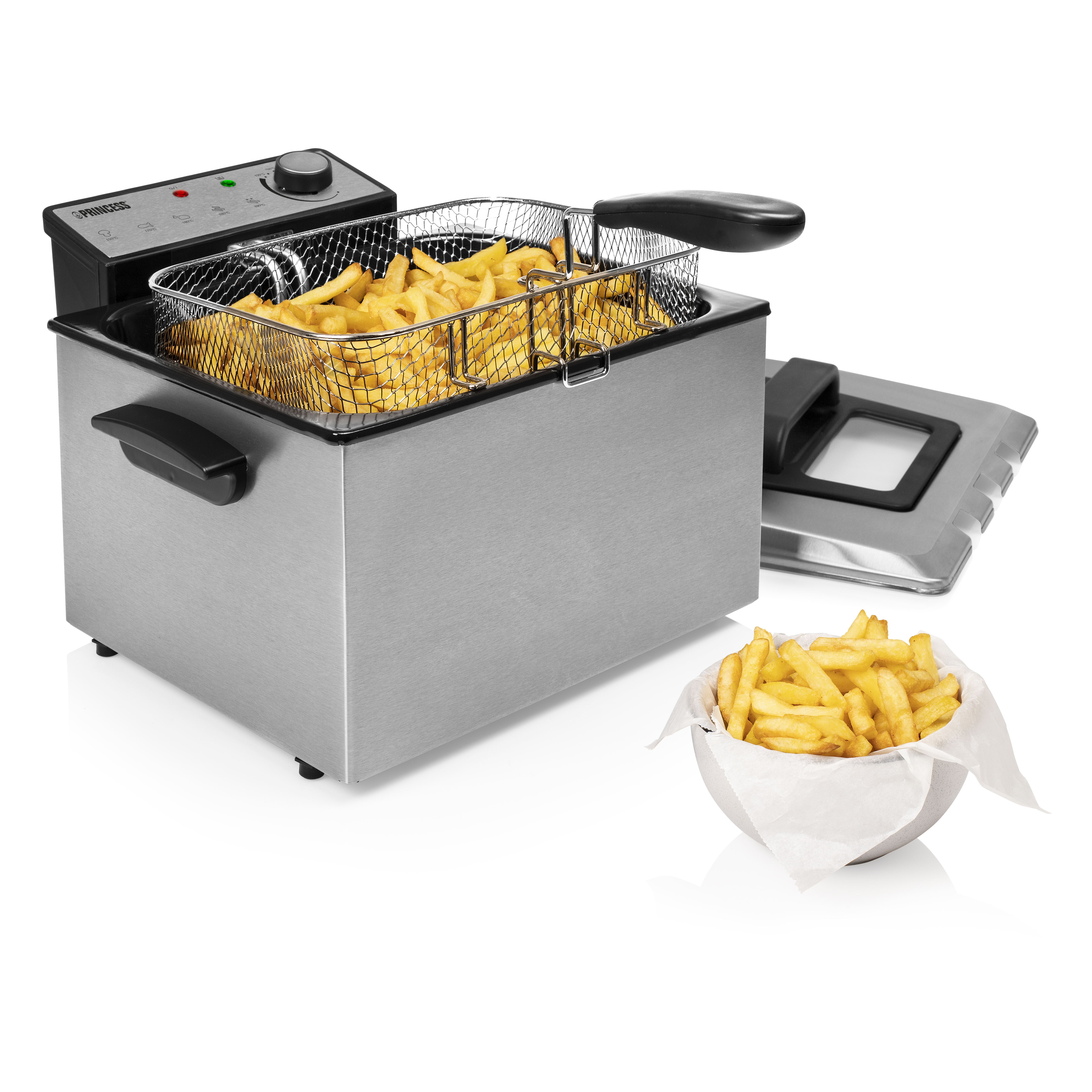 Eine Edelstahl-Fritteuse mit Pommes und einem Korb darin.