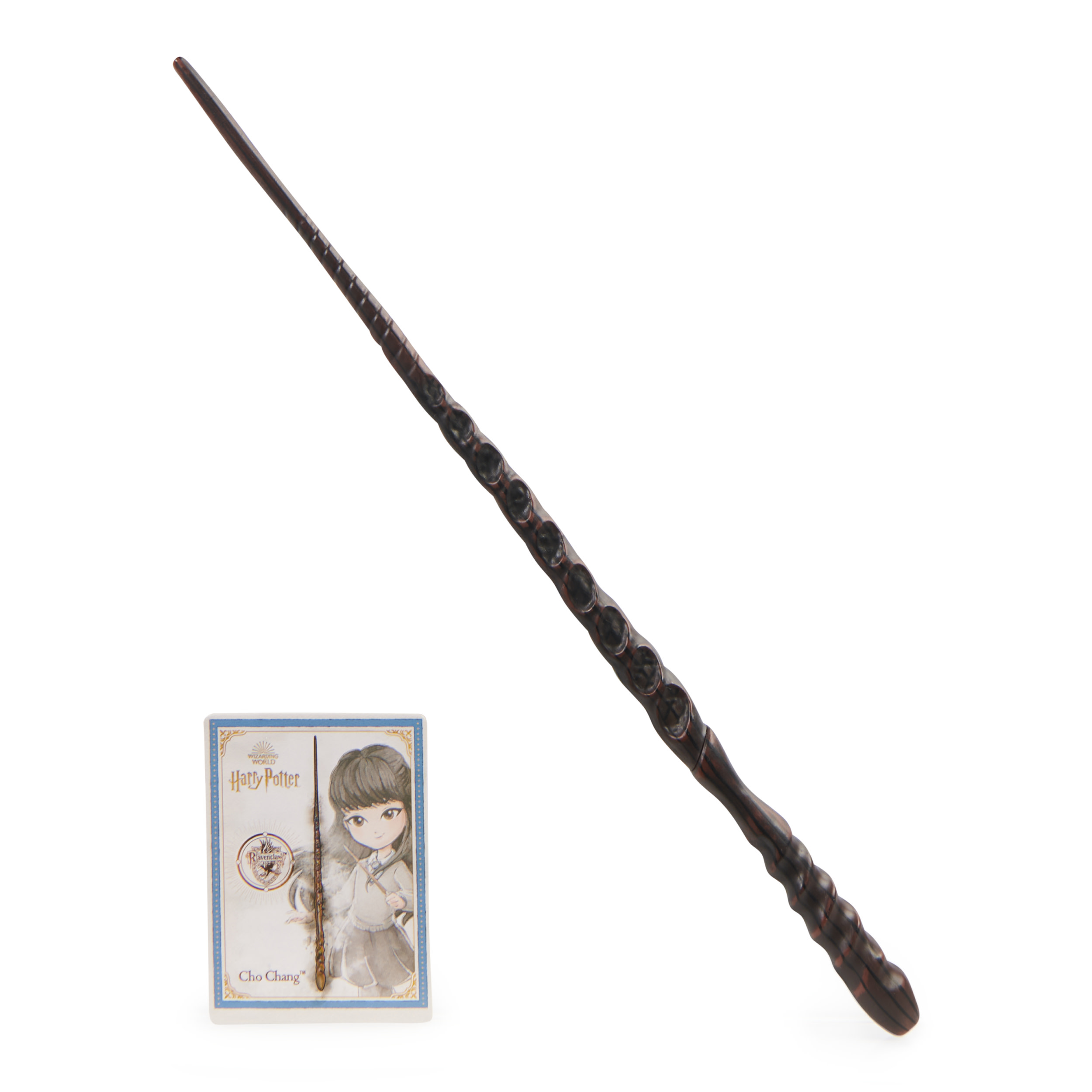 Harry Potter Zauberstab. Er ist braun mit einem detaillierten Griff. Eine kleine Karte ist im Hintergrund.