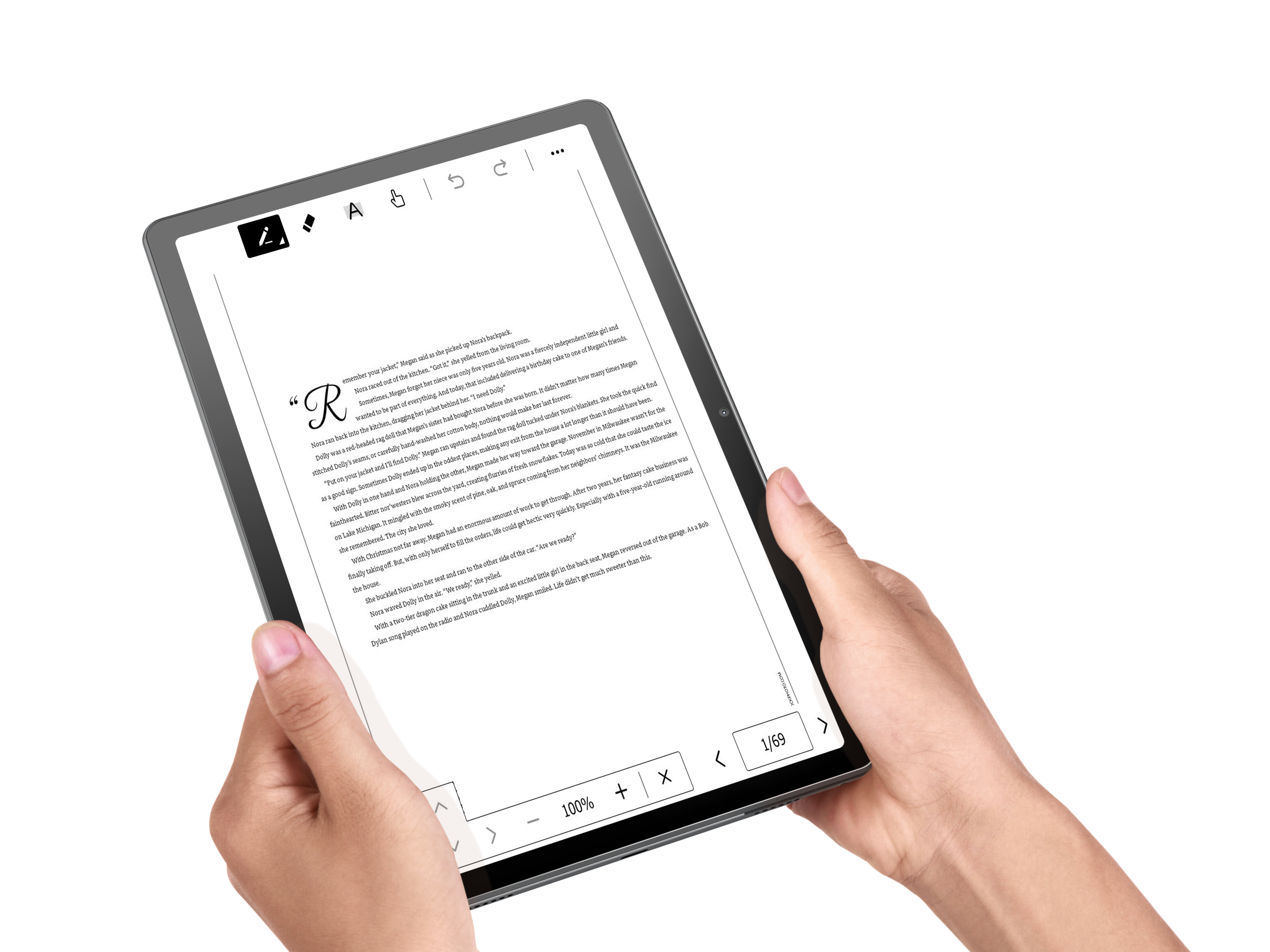Hände halten ein Tablet mit Text auf dem Bildschirm. Das Tablet ist weiß.