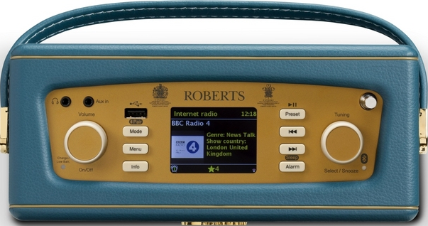 Une radio Roberts bleue et dorée affiche BBC Radio 4. Des boutons, un écran et des accents dorés sont visibles.