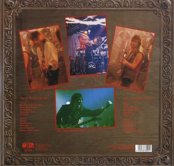 Vinil lemez hátlapja együttes képeivel és szövegével, fa háttéren.