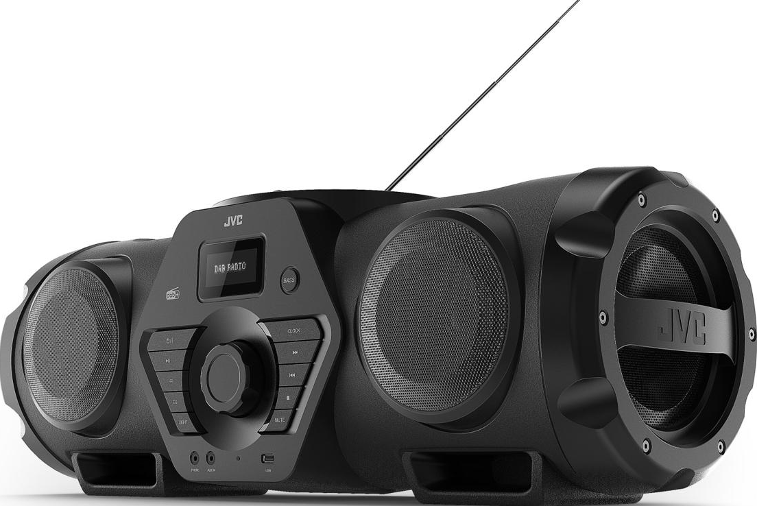 Boombox JVC noire avec haut-parleurs et commandes. Elle possède un écran et une antenne.