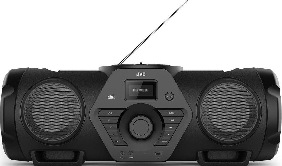 Radio portable noire. Comprend des haut-parleurs, un écran et des boutons. Antenne déployée. Fond blanc.