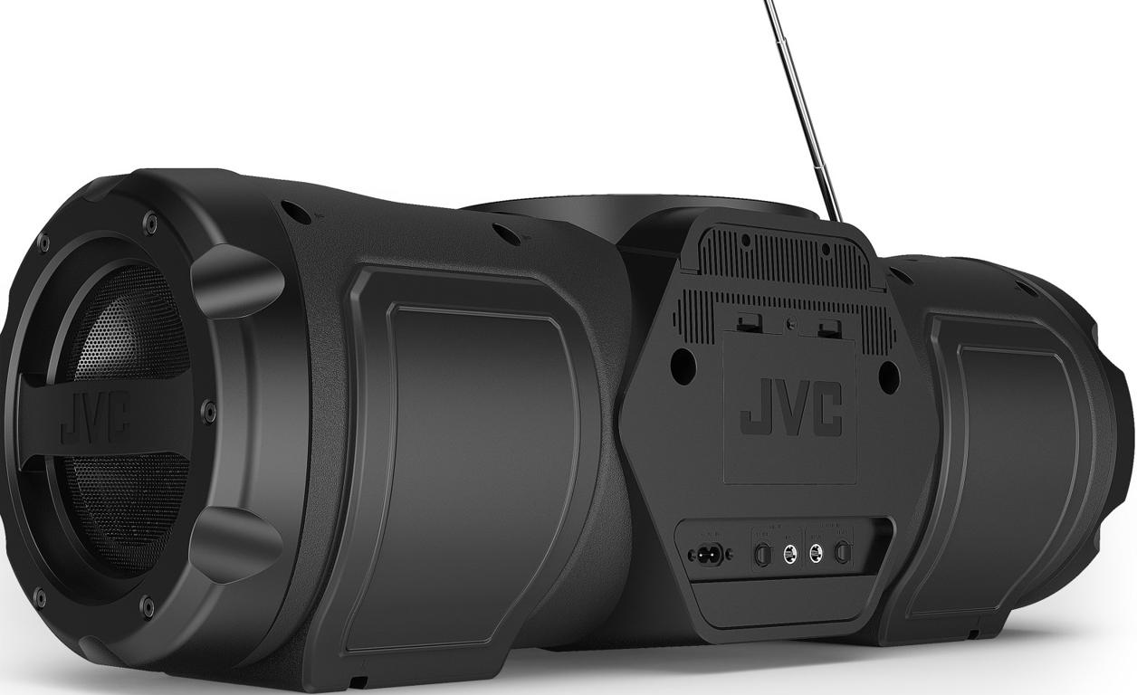 Boombox JVC noir avec un haut-parleur, une antenne et des ports d'entrée.