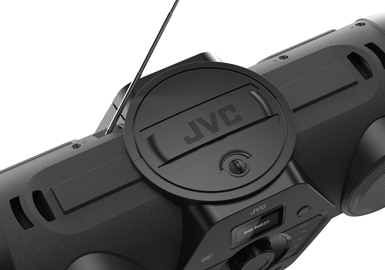 Gros plan sur une barre de son JVC noire. Antenne, panneau de contrôle et logo JVC visibles.