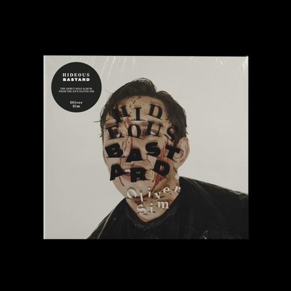 Albumcover: Een gezicht met de woorden 'Hideous Bastard' eroverheen. De naam van de artiest is 'Oliver Sim'. Witte achtergrond.