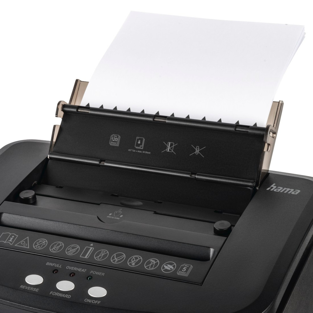 Une déchiqueteuse de papier noire avec du papier introduit dans la fente supérieure, montrant le panneau de commande.
