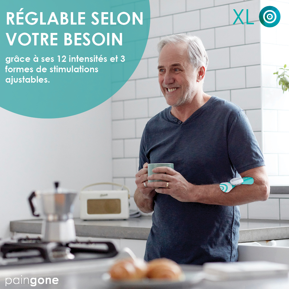 Un homme souriant, tenant une tasse. Un appareil médical est sur son bras. Arrière-plan de cuisine.