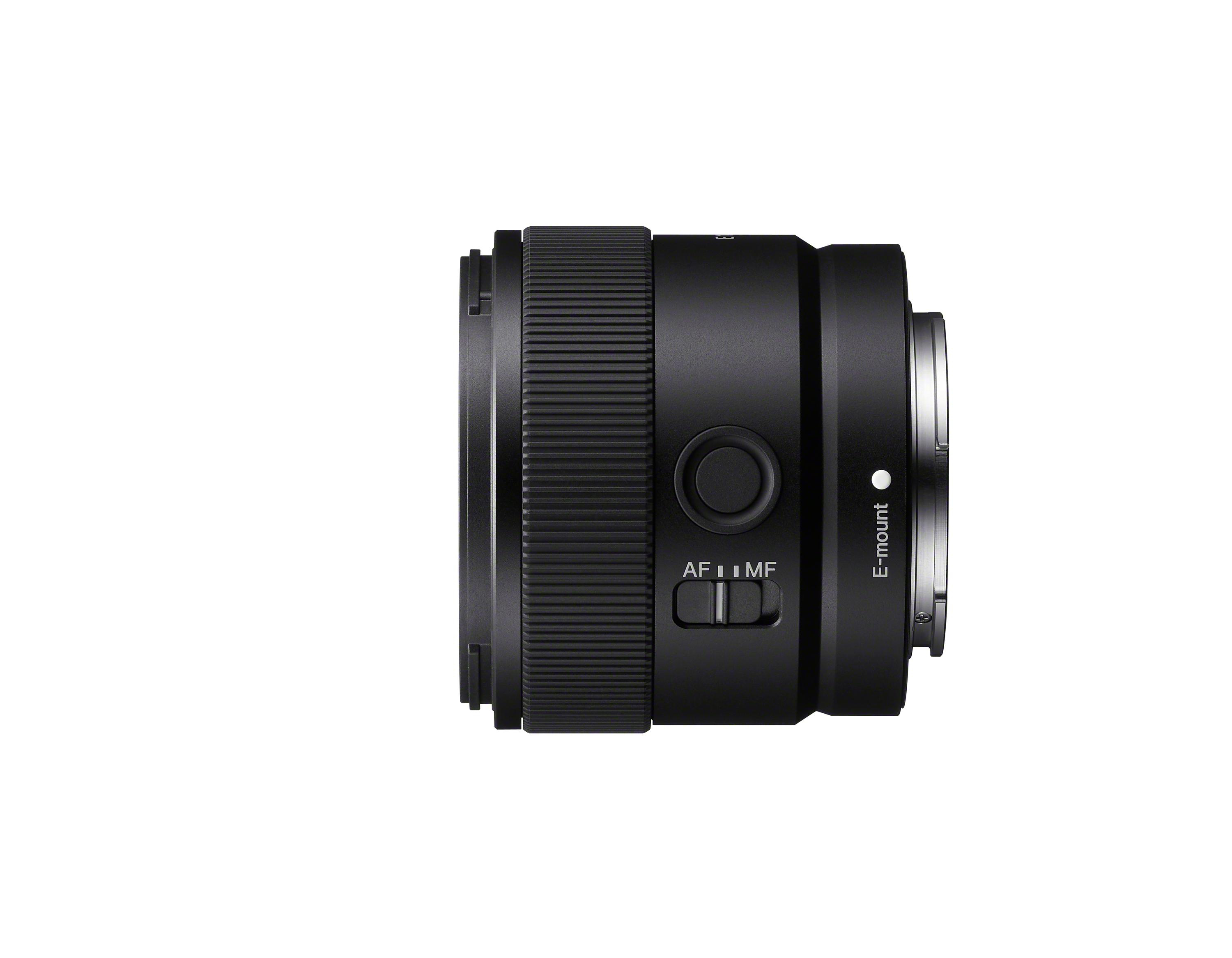 Ein schwarzes Kameraobjektiv mit AF/MF- und E-Mount-Etiketten.