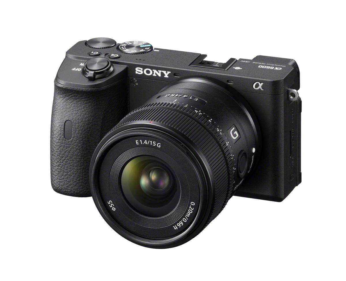 Schwarze Sony-Kamera mit Objektiv. Winkelaufnahme zeigt Linsendetails und Kameragehäuse.