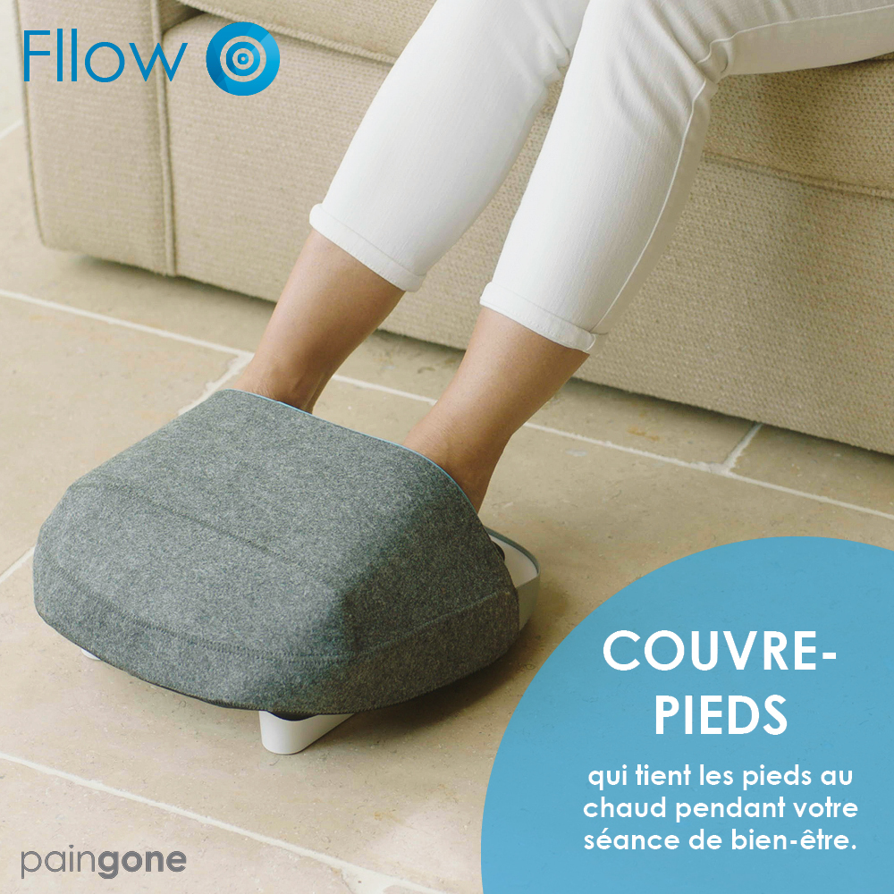 A person's feet in a foot warmer on a beige floor. Text says 'Couvre-pieds'.