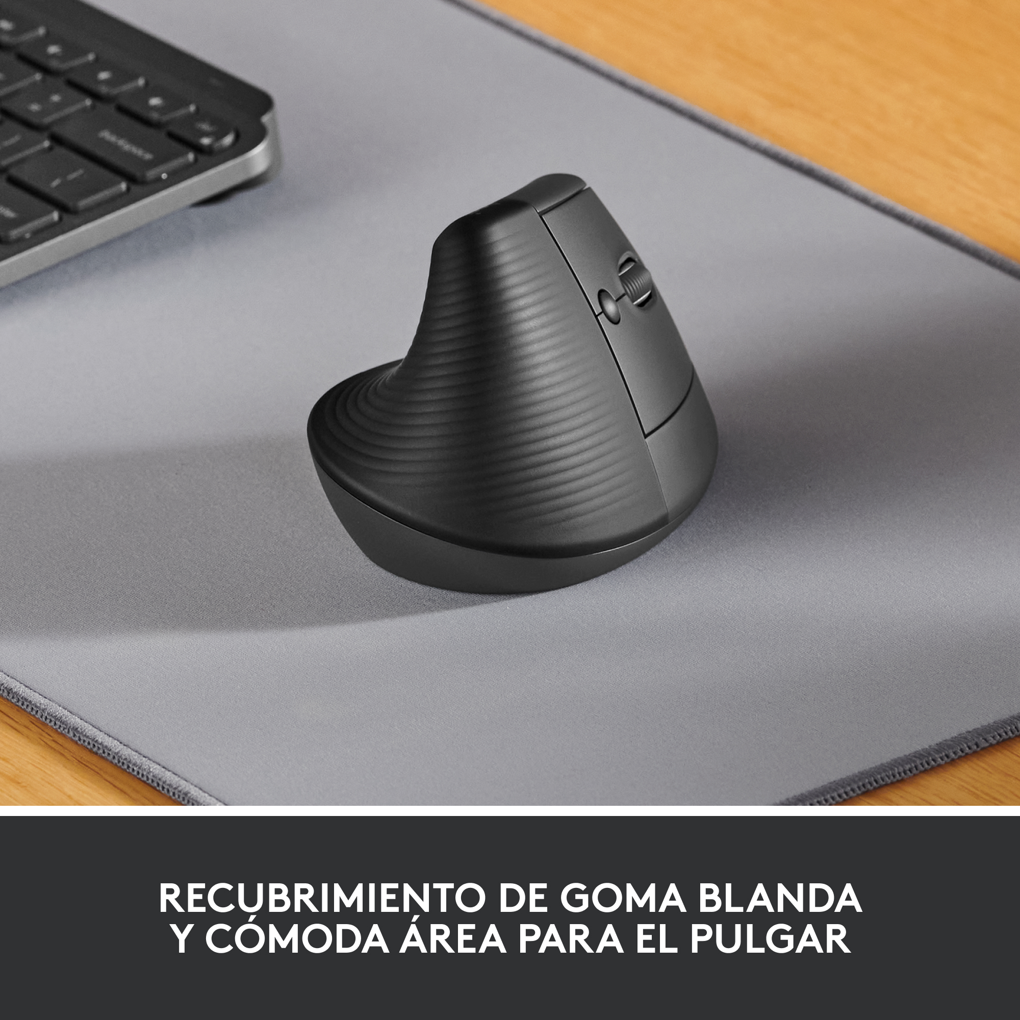 Ratón ergonómico negro sobre alfombrilla gris. El ratón tiene diseño vertical.