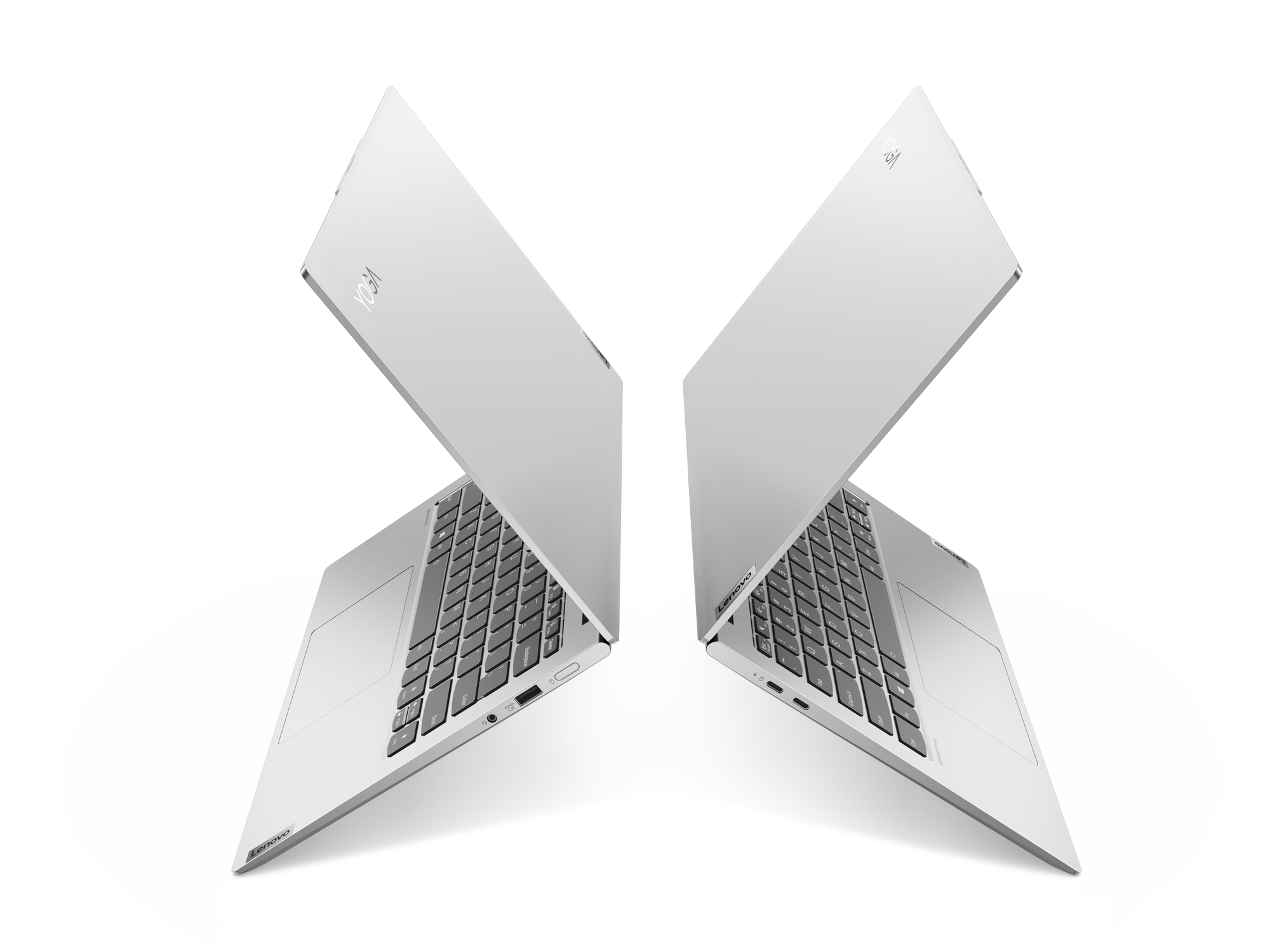 Zwei silberne Lenovo Yoga Laptops, geöffnet, von den Seiten betrachtet, auf schwarzem Hintergrund.
