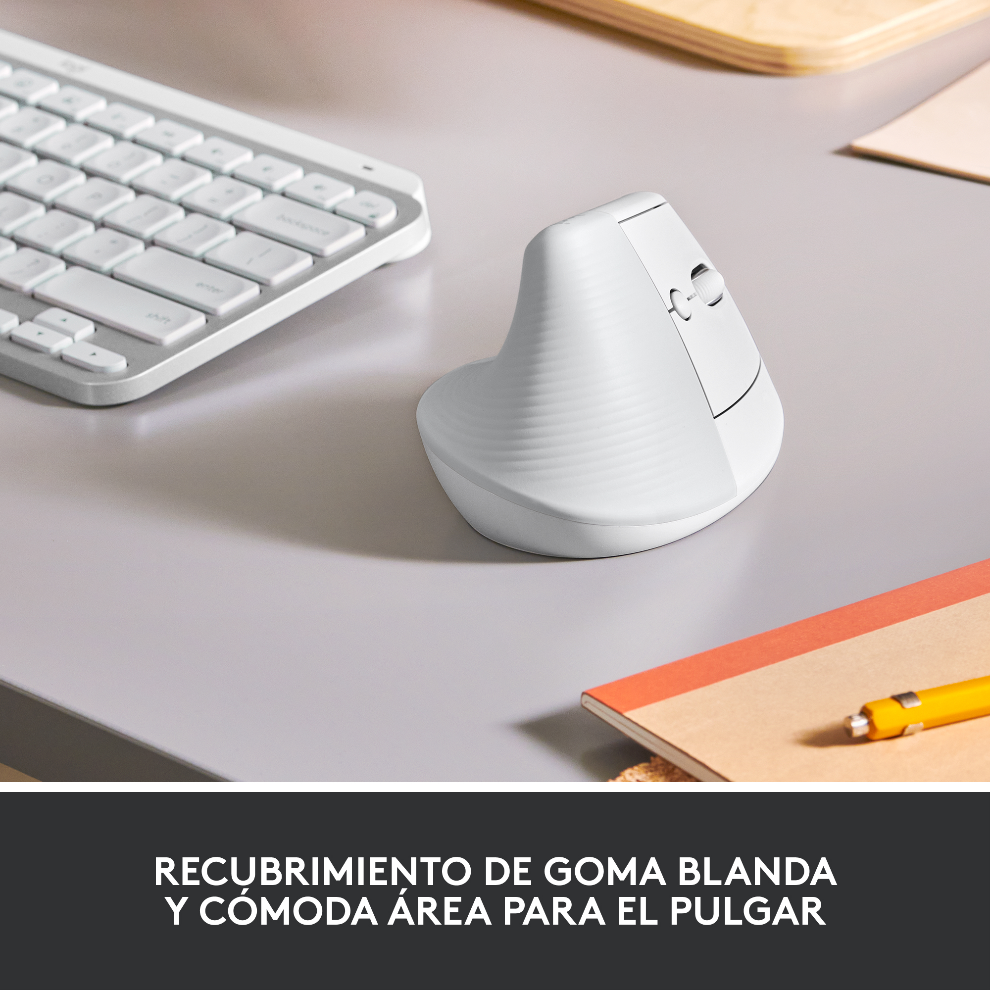 Un ratón vertical blanco sobre una superficie gris, con texto sobre revestimiento de goma blanda.