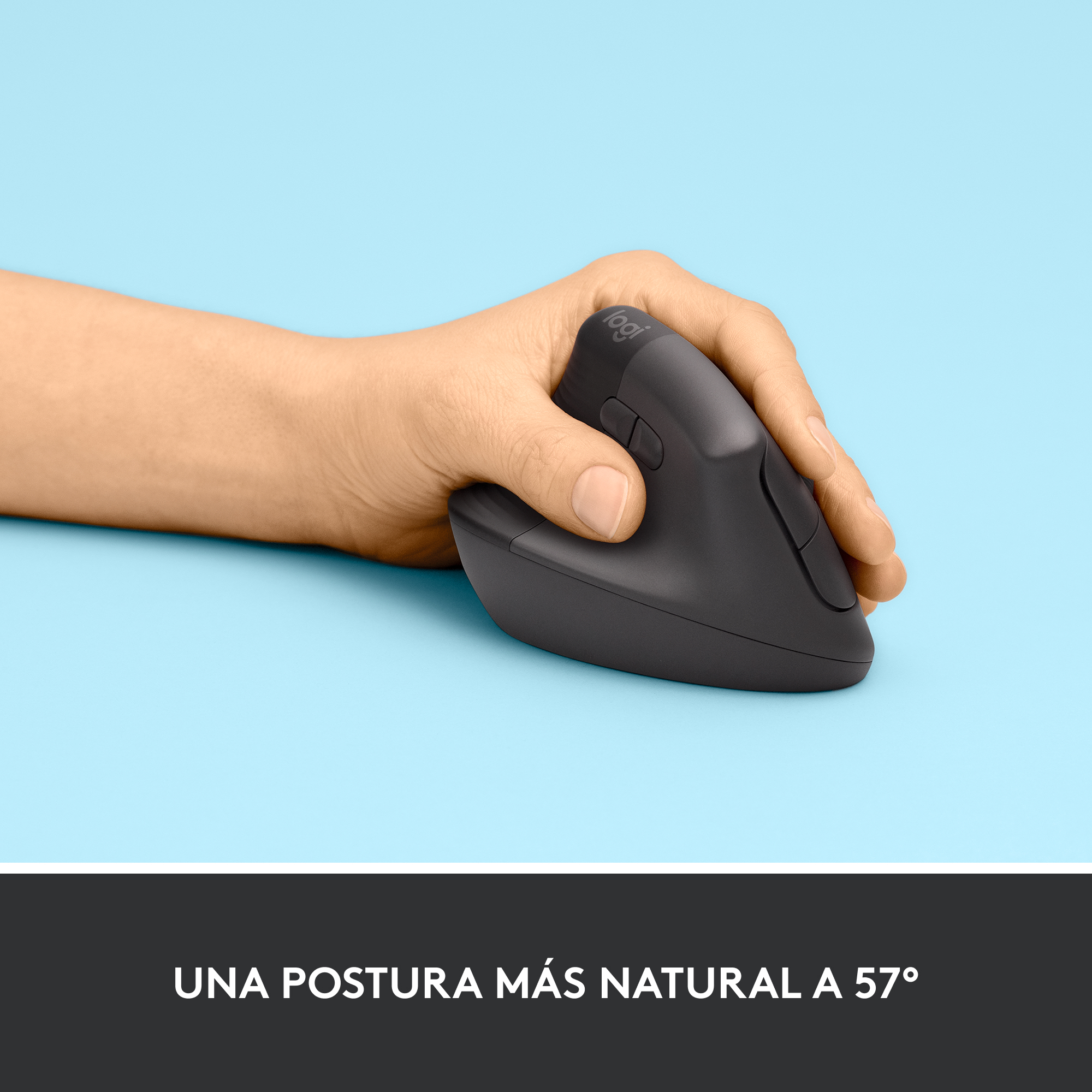 Mano sosteniendo un ratón ergonómico vertical, en ángulo sobre un fondo azul.
