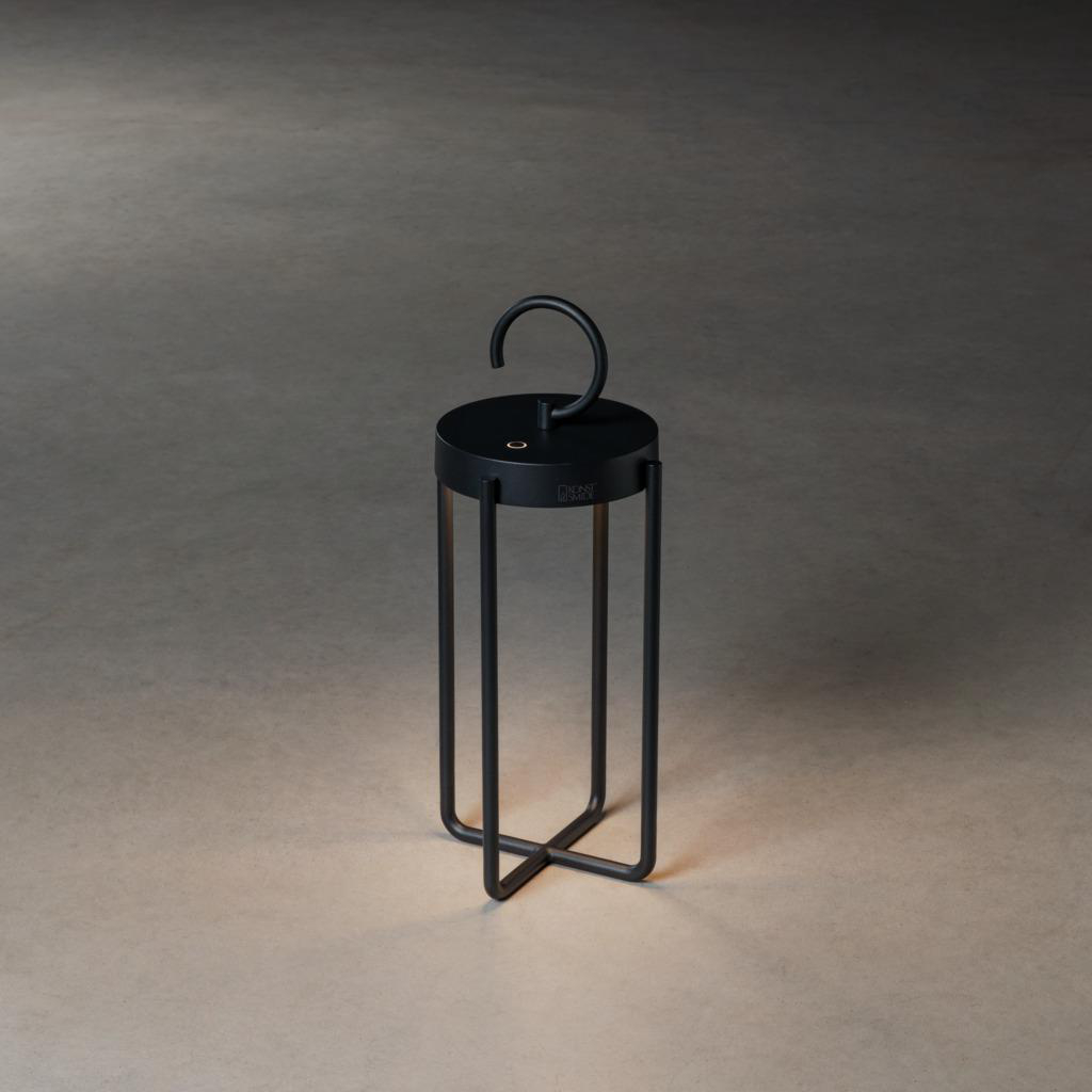 Schwarze Outdoor-Laterne mit Griff. Die Laterne hat ein modernes, minimalistisches Design.
