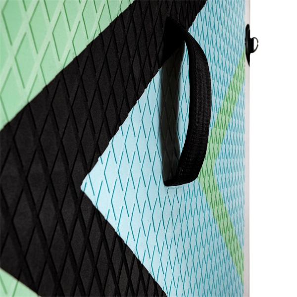 Közelkép egy paddleboardról fekete fogantyúval és geometriai mintákkal.