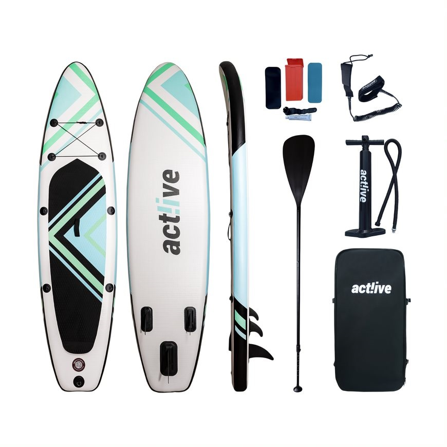 Fehér-kék paddleboard tartozékokkal. Tartalmazza a lapátot, a pumpát, a uszonyokat és egy hordtáskát. Fehér háttér.