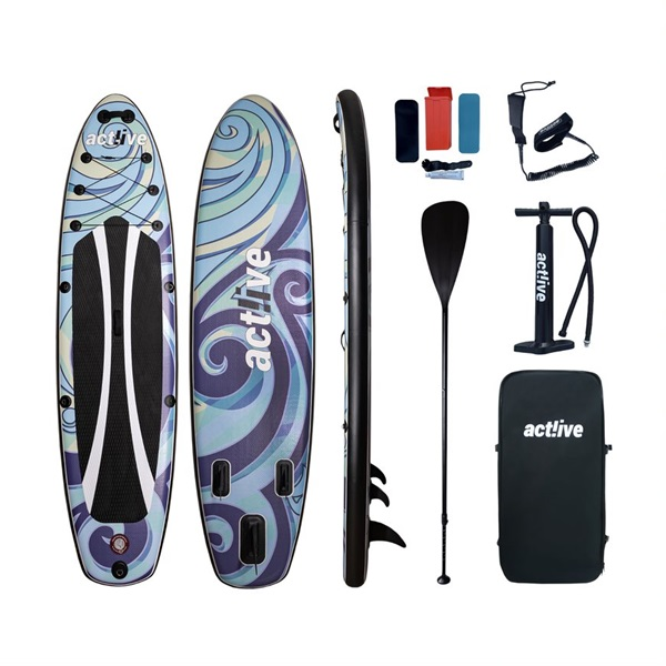 Egy fehér és kék paddleboard kiegészítőkkel. Evező, pumpa, táska és egyéb tárgyak vannak körülötte.