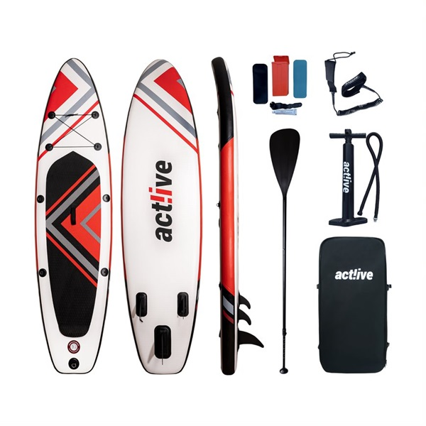 Álló paddleboardok és kiegészítők. Piros, fehér és fekete színek láthatók.
