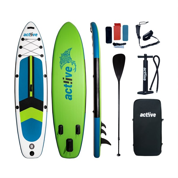 Zöld és kék paddle board kiegészítőkkel. Különböző elemek láthatók.