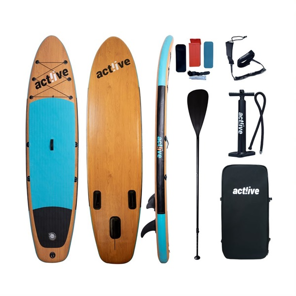 Egy fa álló paddleboard több nézete tartozékokkal: evező és táska.