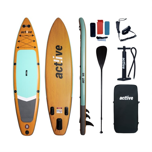 Álló paddleboard és kiegészítők. A deszka világoskék tetejű és barna alapú.