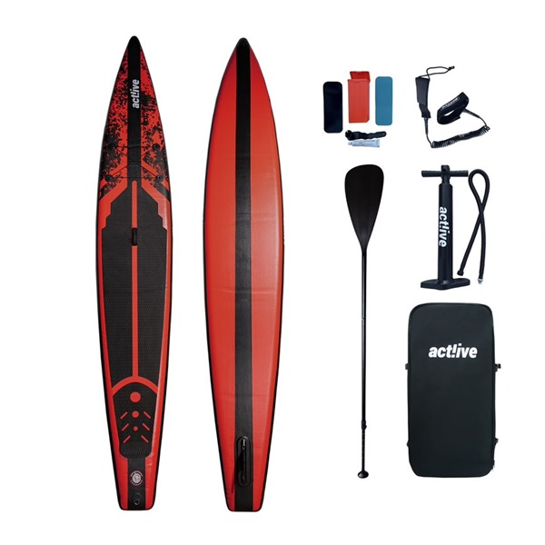 Két piros-fekete álló paddleboard. Evező, pumpa, táska és egyéb kiegészítők is jelen vannak.
