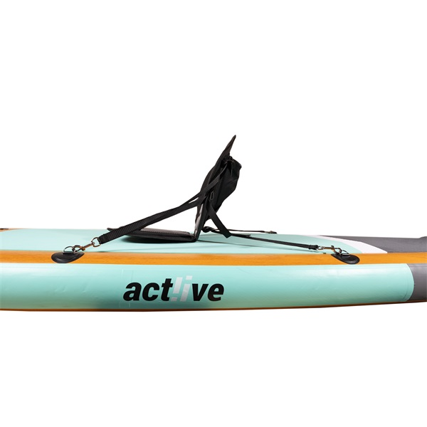Felfújható paddleboard. Világoskék és narancs fekete üléssel. Fehér háttér.