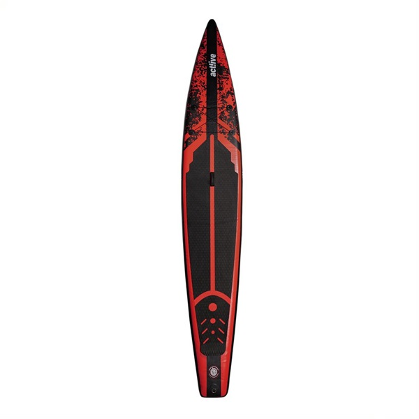 Piros-fekete paddleboard, fehér háttér. A deszka hosszú és keskeny.
