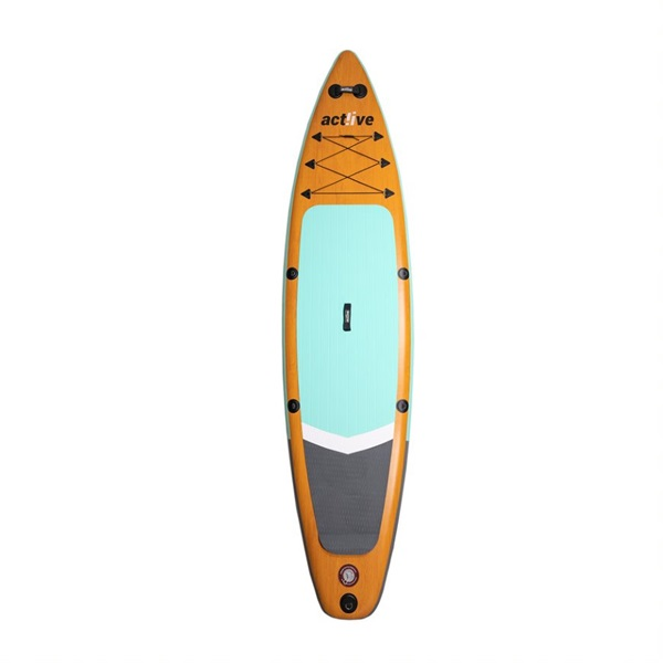 Egy stand-up paddleboard fa tetővel és kék középrésszel, fehér háttérrel.