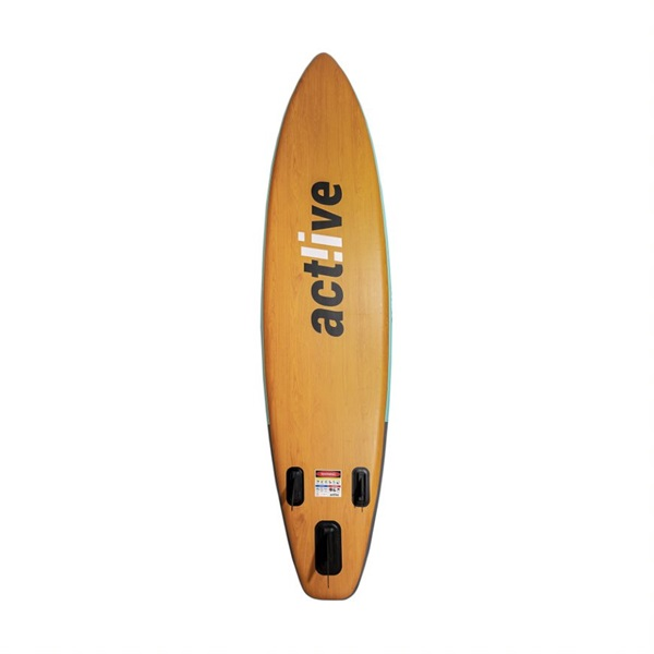 Fa álló paddleboard fekete "active" szöveggel és fekete uszonyokkal.