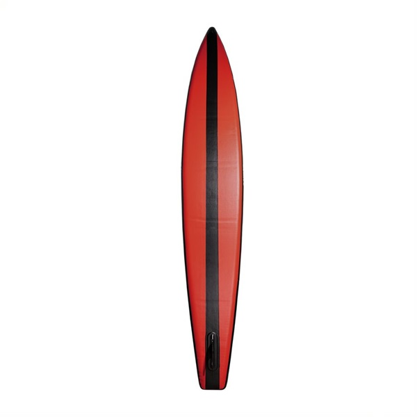 Piros stand up paddleboard fekete csíkokkal, fehér háttér előtt.