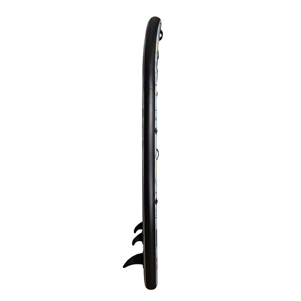 Fekete-kék stand up paddleboard oldalsó nézete, fehér háttér.